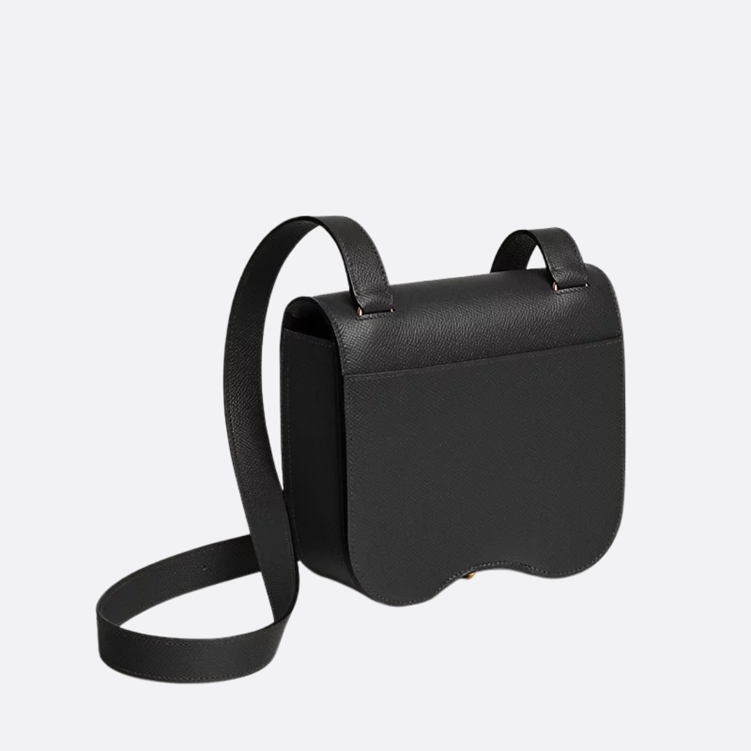 Mini crossbody-sadeltaske i glat læder til kvinder med flap og bæltespænde