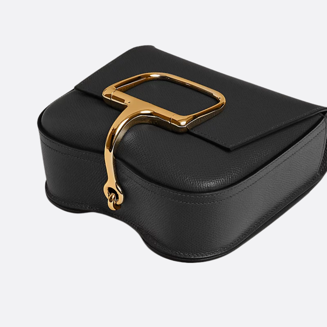 Mini crossbody-sadeltaske i glat læder til kvinder med flap og bæltespænde
