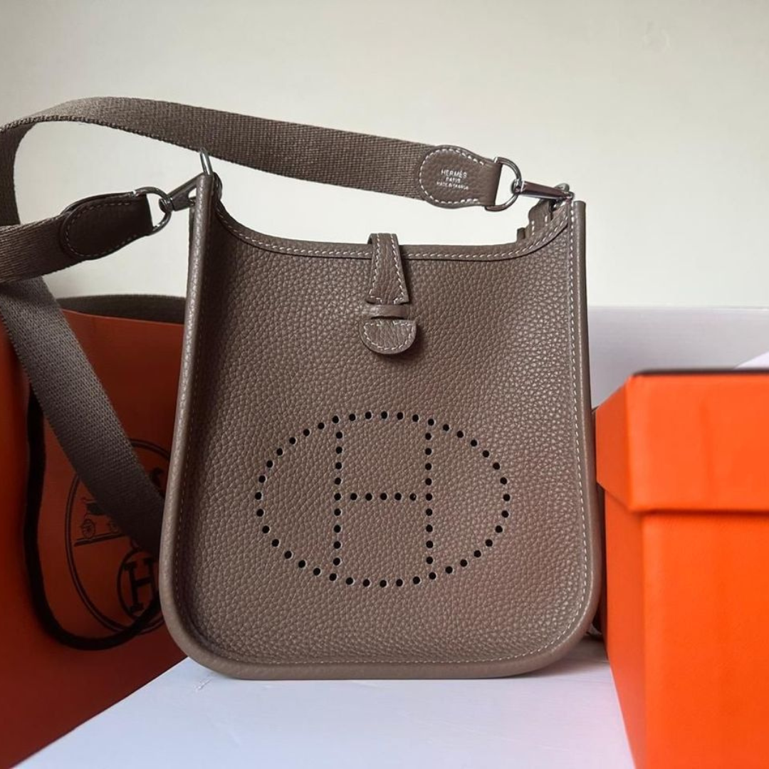 Buet crossbody-taske i perforeret læder til kvinder