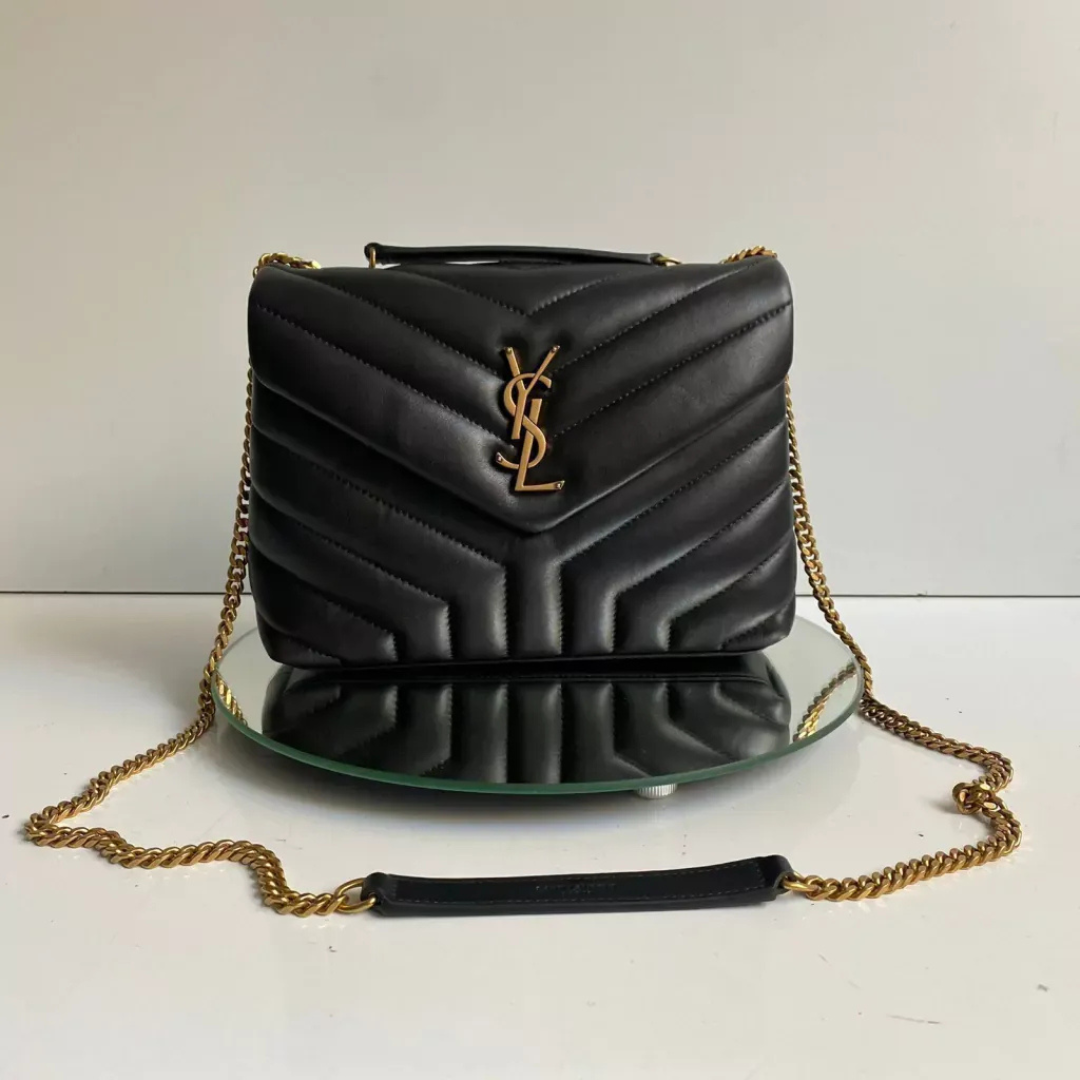 Sæt med quiltet crossbody-taske med kæde og sandaler til kvinder