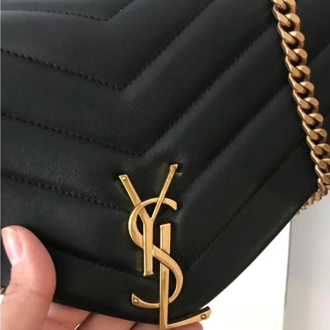 Sæt med quiltet crossbody-taske med kæde og sandaler til kvinder