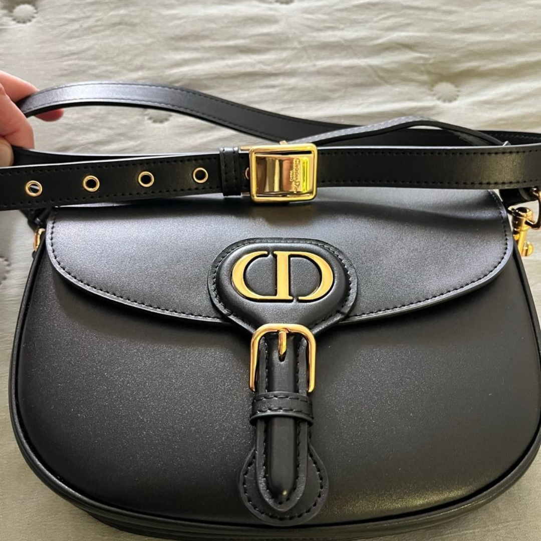 Crossbody-taske i glat læder til kvinder med flap og guitarrem