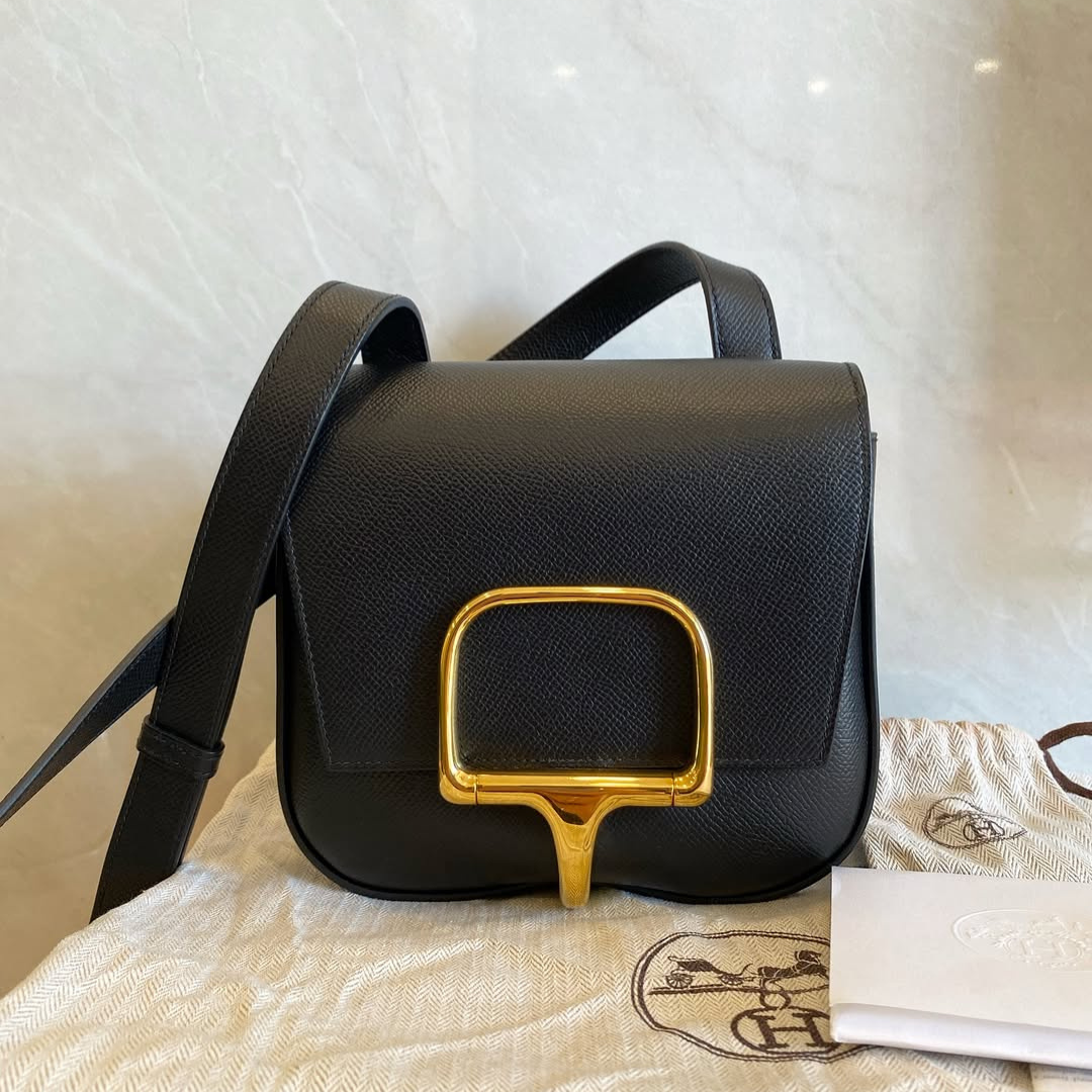 Mini crossbody-sadeltaske i glat læder til kvinder med flap og bæltespænde