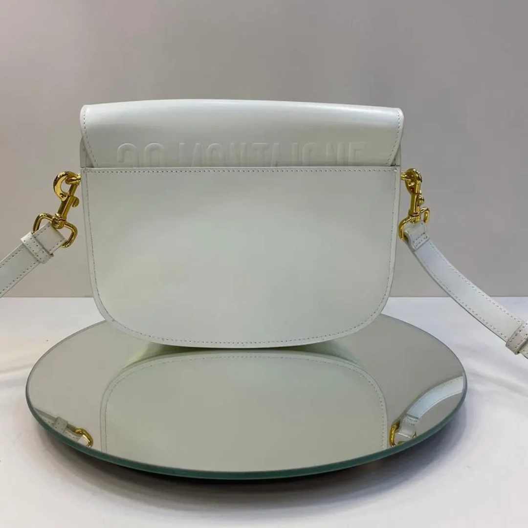 Afrundet crossbody-taske i elfenbensfarvet læder med klap til kvinder