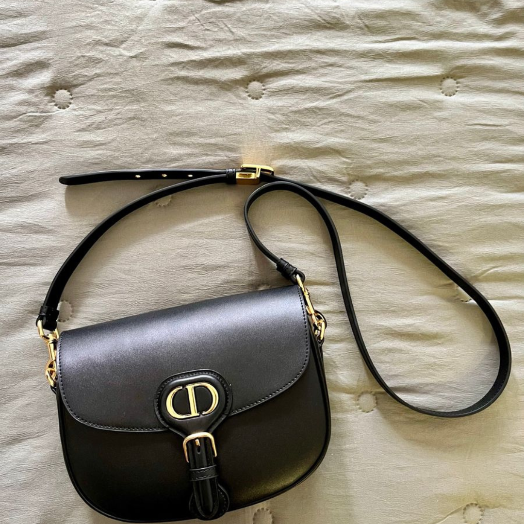 Crossbody-taske i glat læder til kvinder med flap og guitarrem