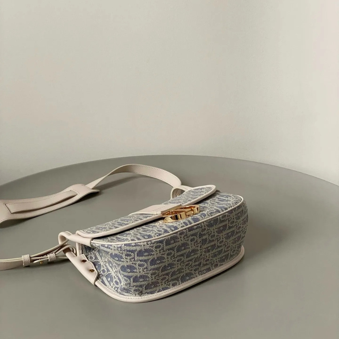 Crossbody-taske i jacquardlærred til kvinder med buet flap