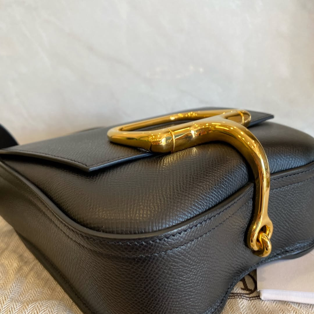 Mini crossbody-sadeltaske i glat læder til kvinder med flap og bæltespænde