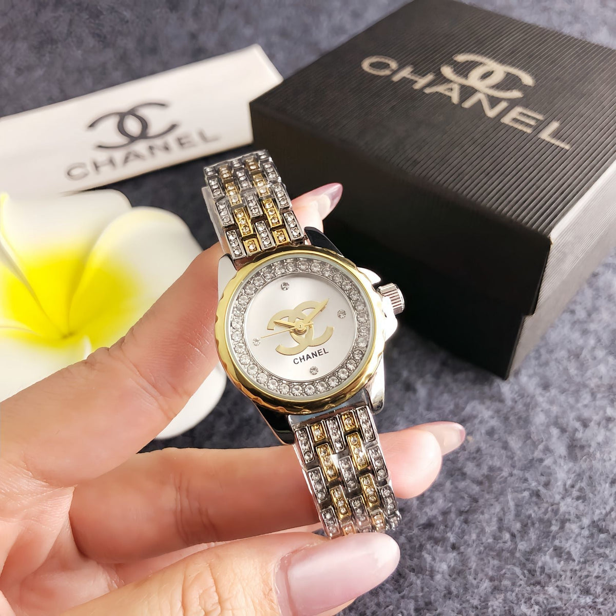 Women's Round Crystal Bezel Analog Watch