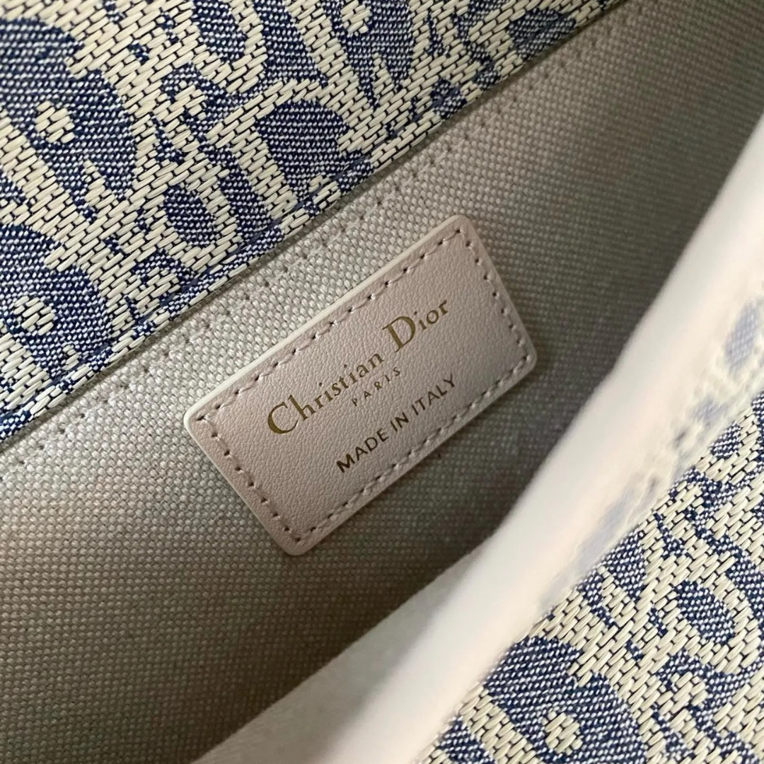 Crossbody-taske i jacquardlærred til kvinder med buet flap