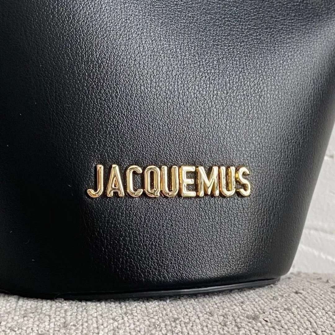 Lille blank lædertaske til kvinder med guldfarvede metaldele