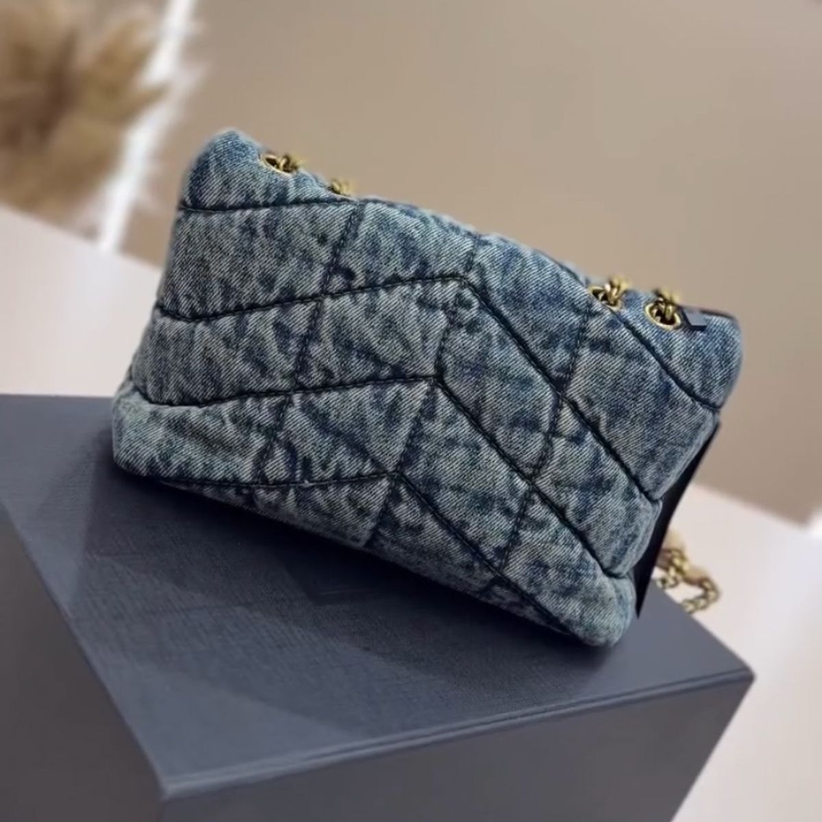 Quiltet puffer-crossbody-taske i denim til kvinder