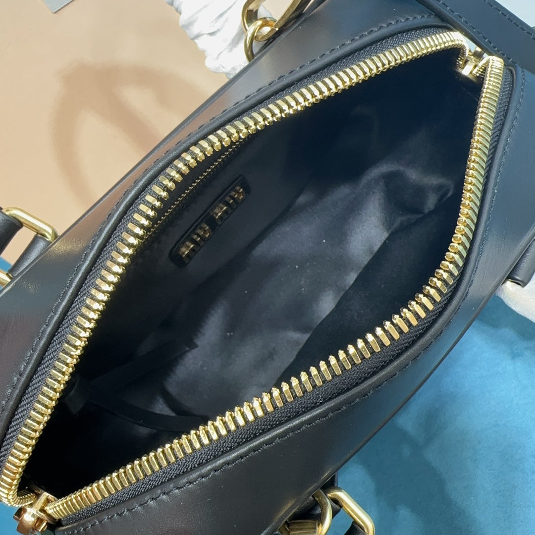 Crossbody-taske i glat læder til kvinder