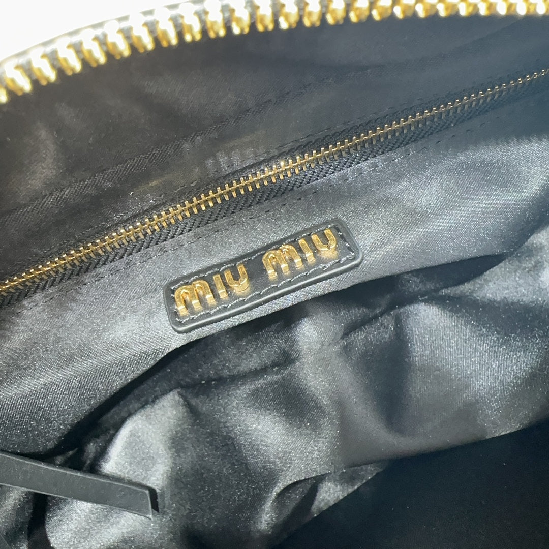 Crossbody-taske i glat læder til kvinder