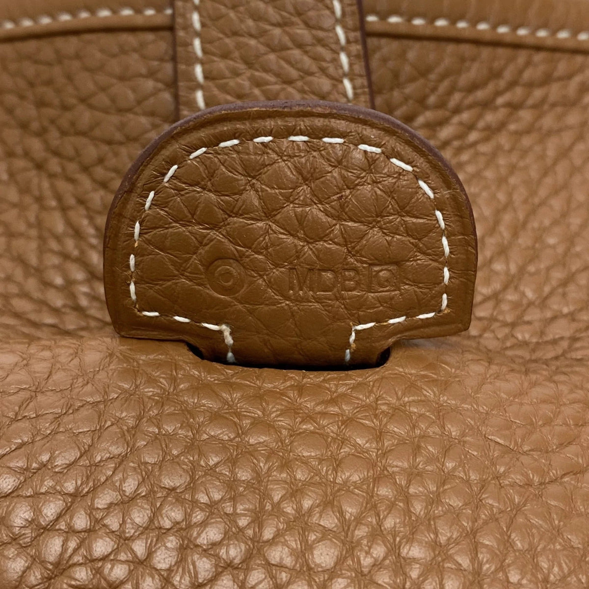 Crossbody-sadeltaske til kvinder med flap og dekorative stikninger