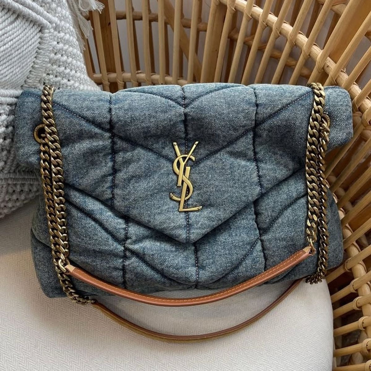 Quiltet puffer-crossbody-taske i denim til kvinder
