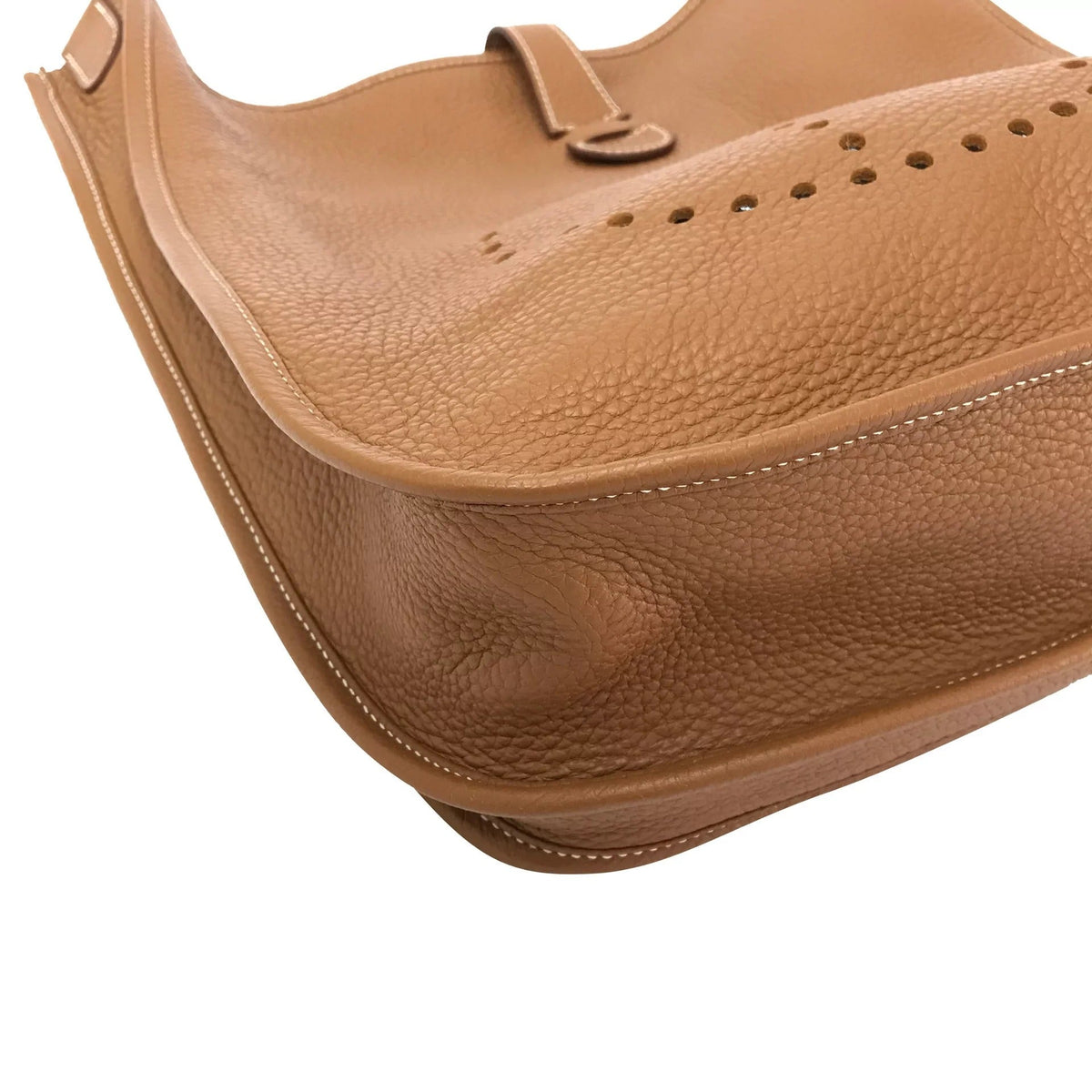 Crossbody-sadeltaske til kvinder med flap og dekorative stikninger