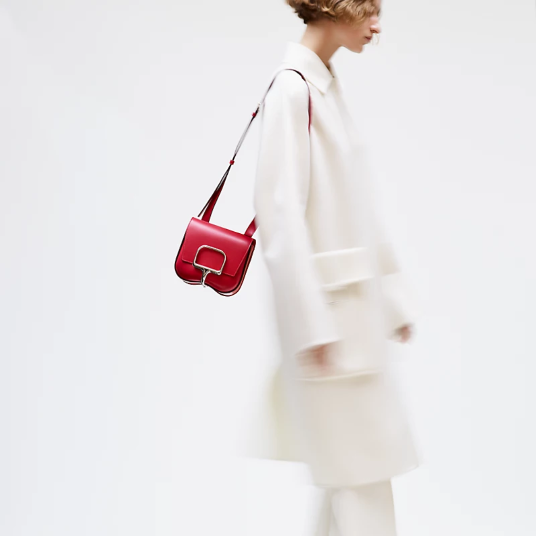 Mini crossbody-sadeltaske i glat læder til kvinder med flap og bæltespænde