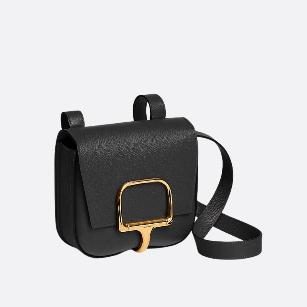 Mini crossbody-sadeltaske i glat læder til kvinder med flap og bæltespænde