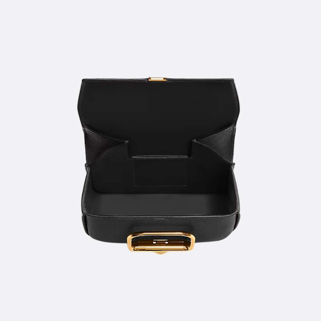 Mini crossbody-sadeltaske i glat læder til kvinder med flap og bæltespænde