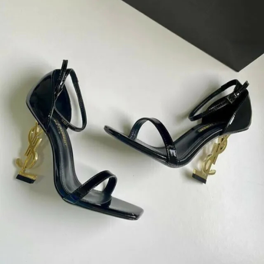 Sæt med quiltet crossbody-taske med kæde og sandaler til kvinder