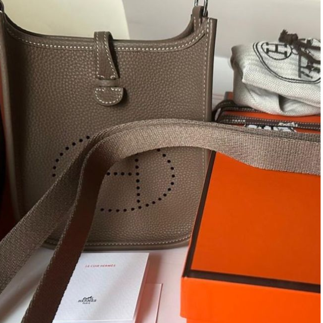 Buet crossbody-taske i perforeret læder til kvinder