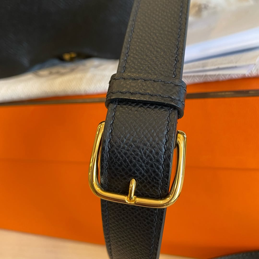 Mini crossbody-sadeltaske i glat læder til kvinder med flap og bæltespænde
