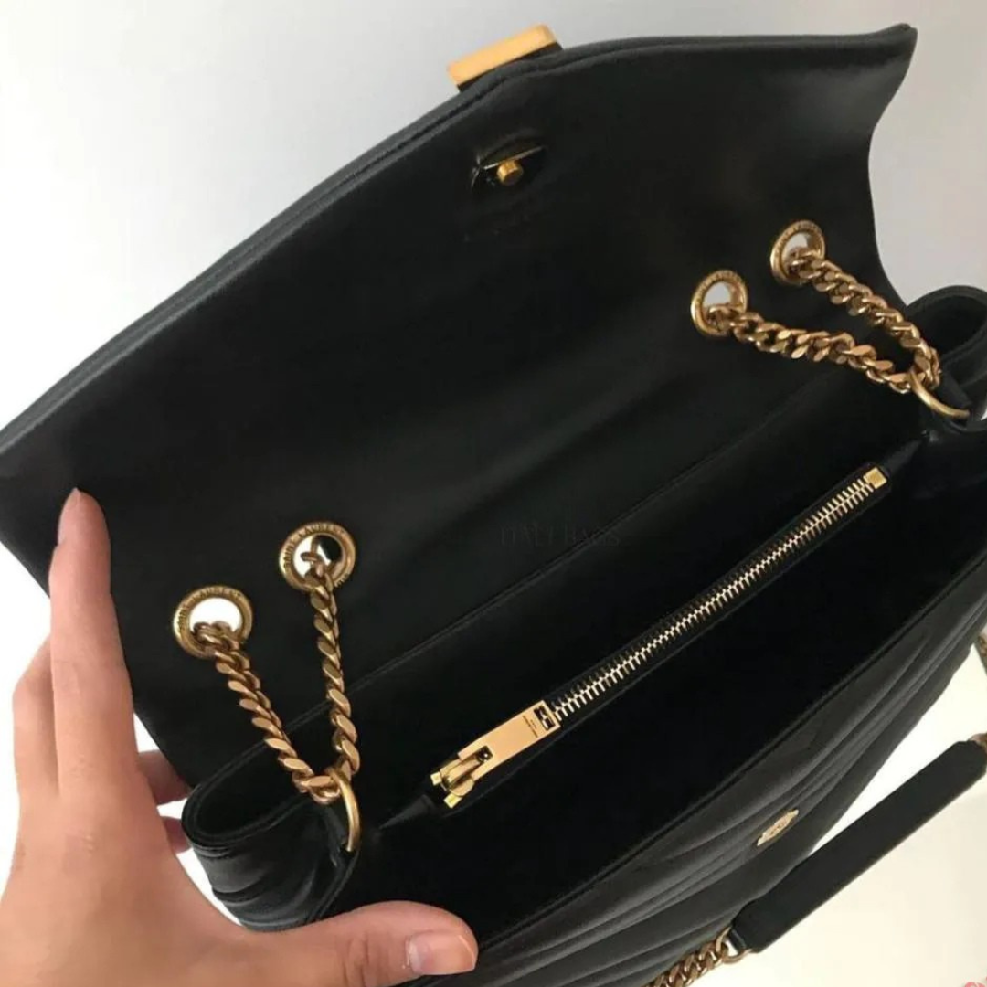 Sæt med quiltet crossbody-taske med kæde og sandaler til kvinder