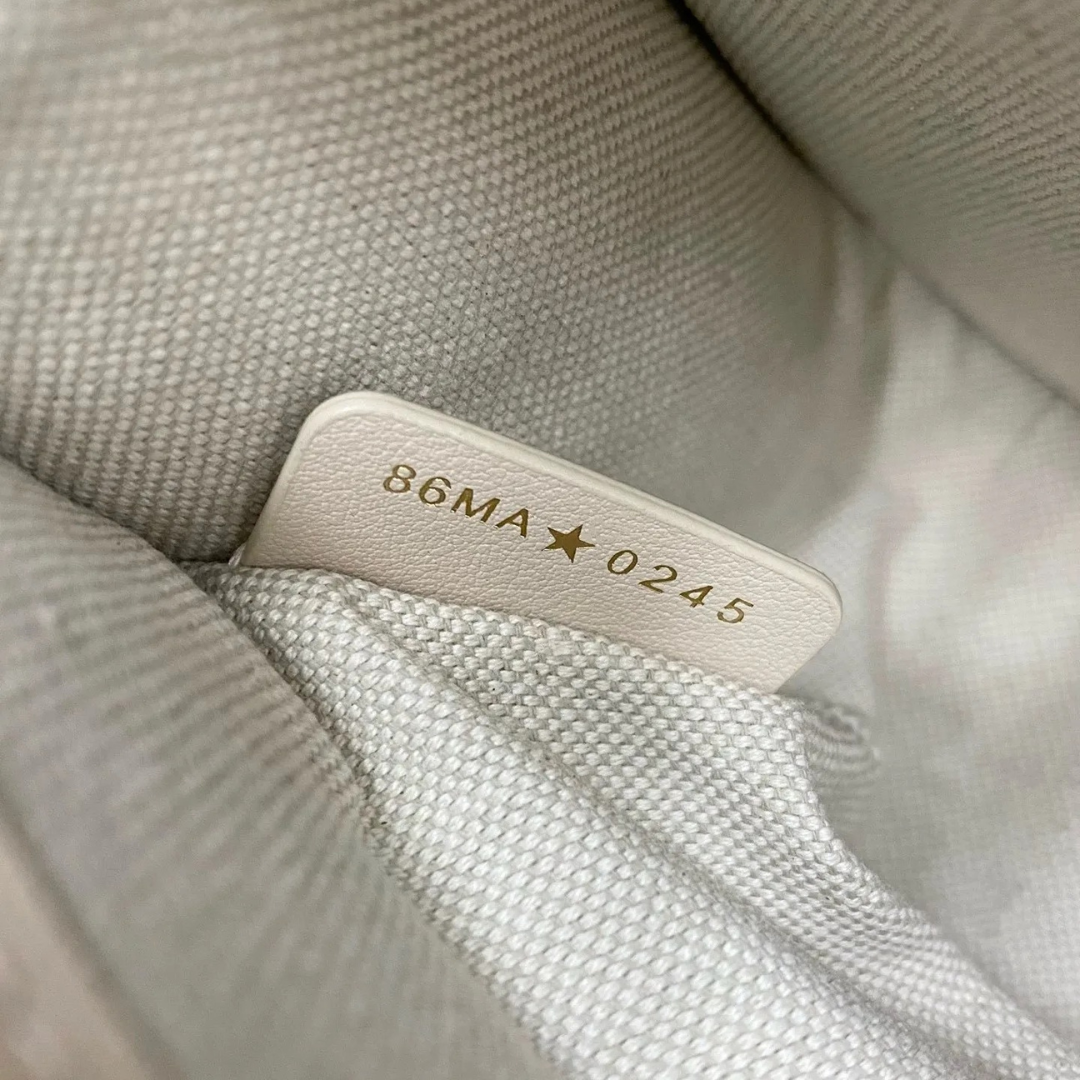 Crossbody-taske i jacquardlærred til kvinder med buet flap