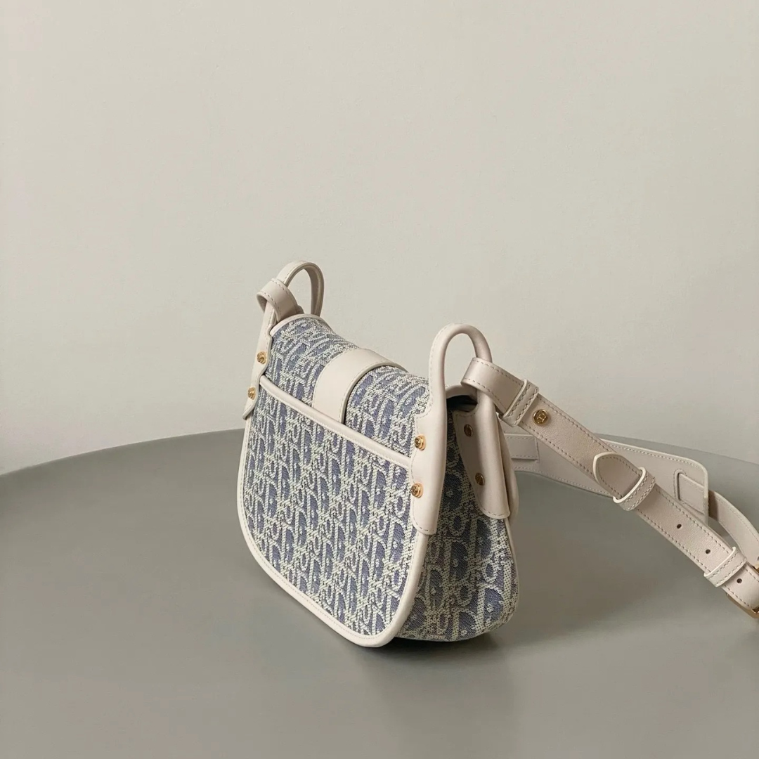 Crossbody-taske i jacquardlærred til kvinder med buet flap