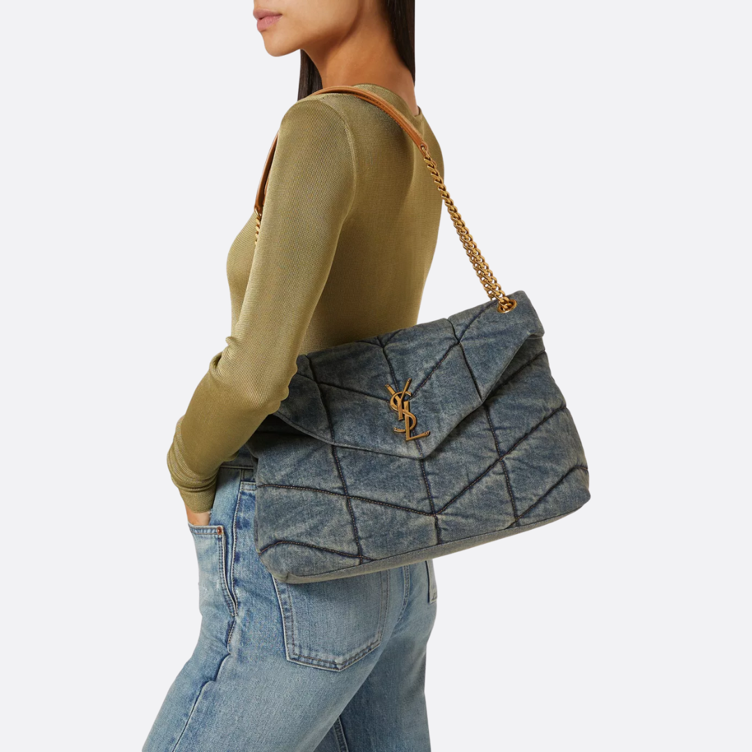 Quiltet puffer-crossbody-taske i denim til kvinder