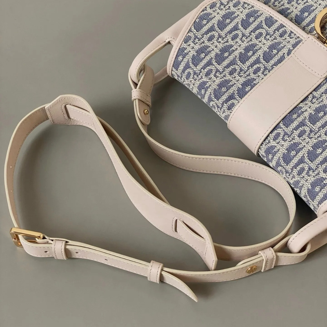 Crossbody-taske i jacquardlærred til kvinder med buet flap