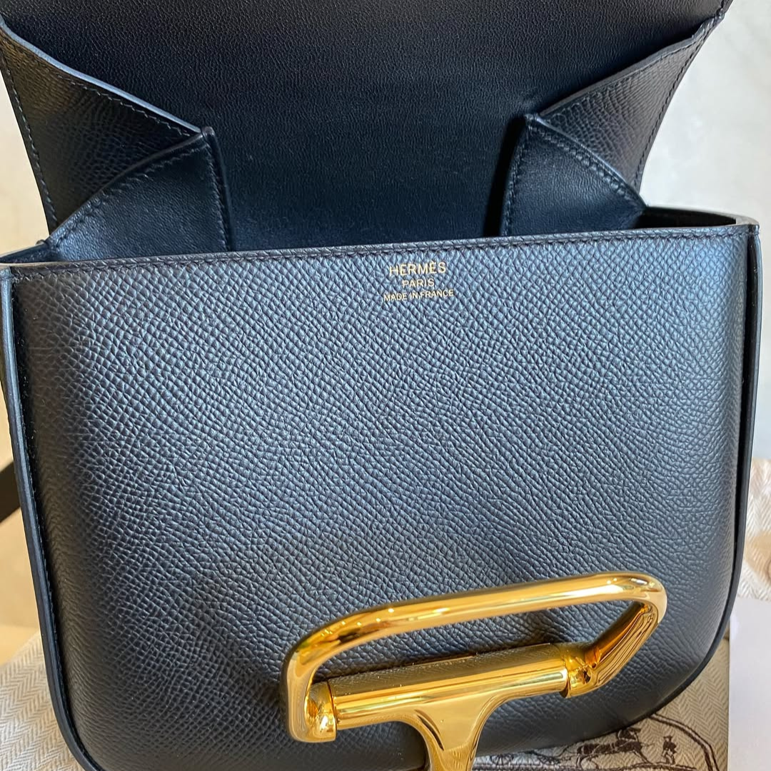 Mini crossbody-sadeltaske i glat læder til kvinder med flap og bæltespænde
