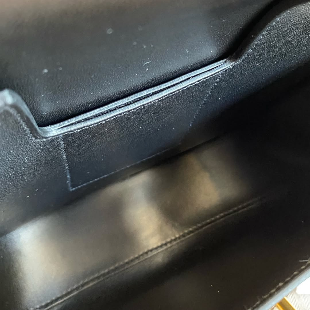 Mini crossbody-sadeltaske i glat læder til kvinder med flap og bæltespænde