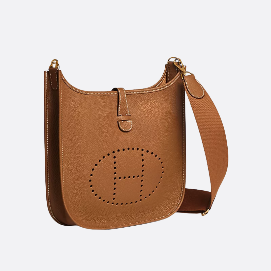 Crossbody-sadeltaske til kvinder med flap og dekorative stikninger