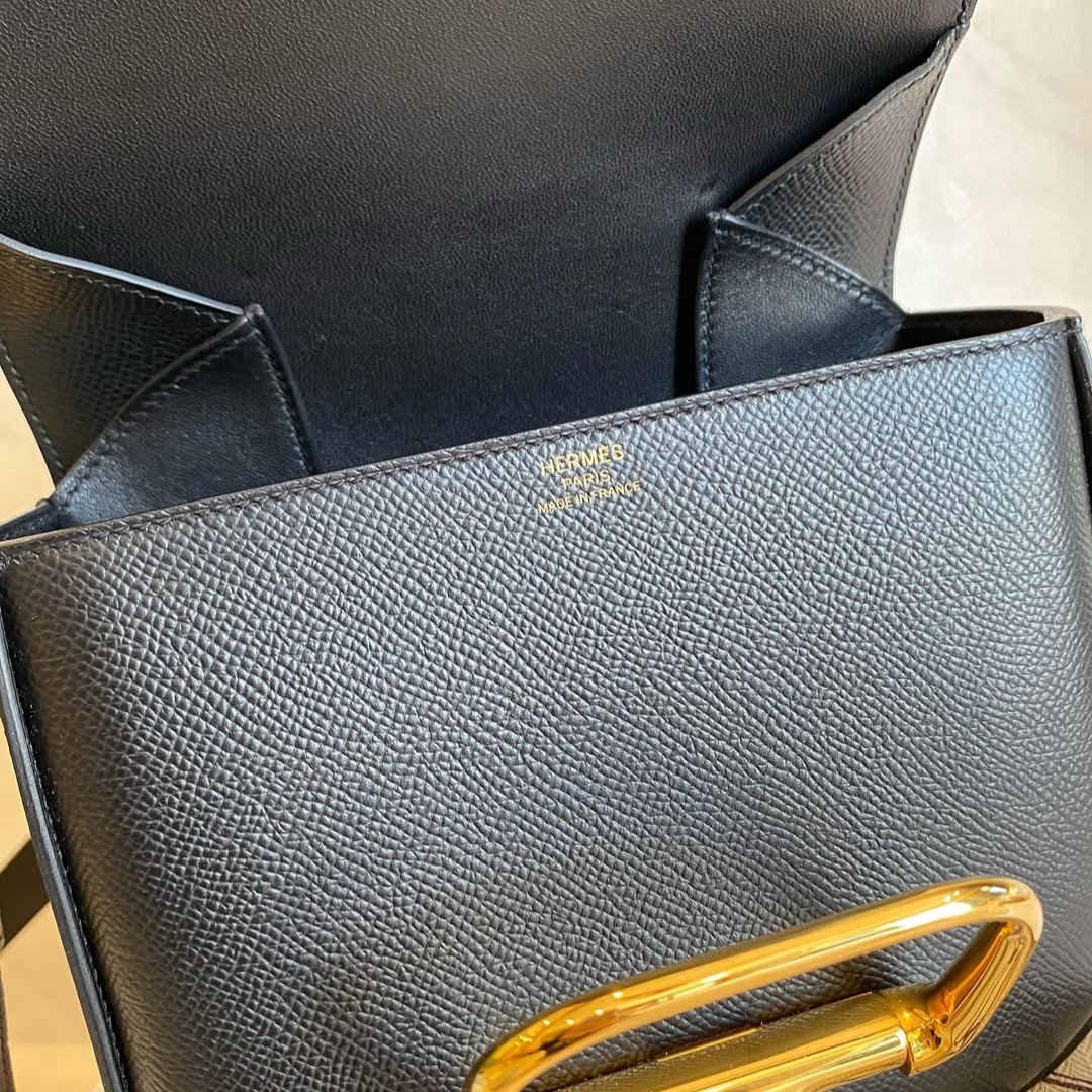 Mini crossbody-sadeltaske i glat læder til kvinder med flap og bæltespænde