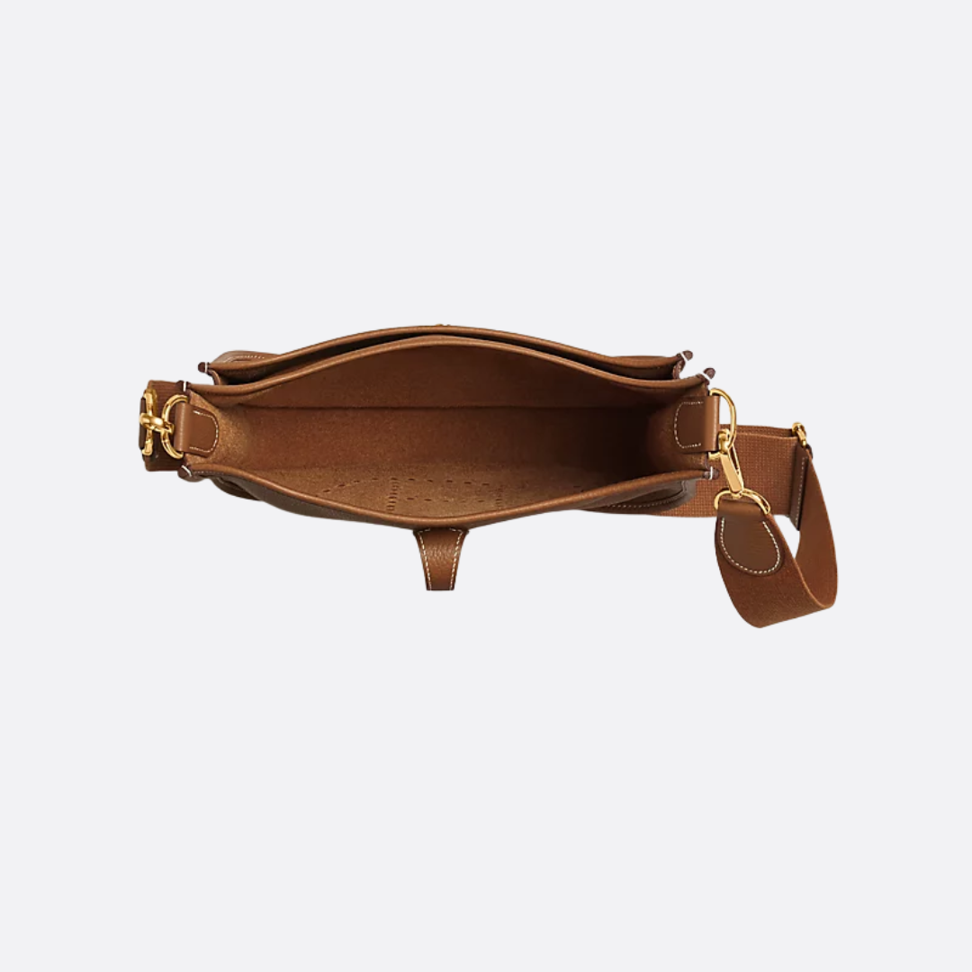 Crossbody-sadeltaske til kvinder med flap og dekorative stikninger