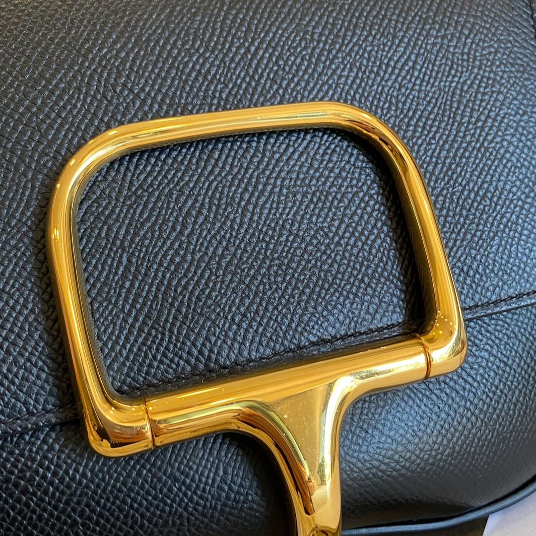 Mini crossbody-sadeltaske i glat læder til kvinder med flap og bæltespænde