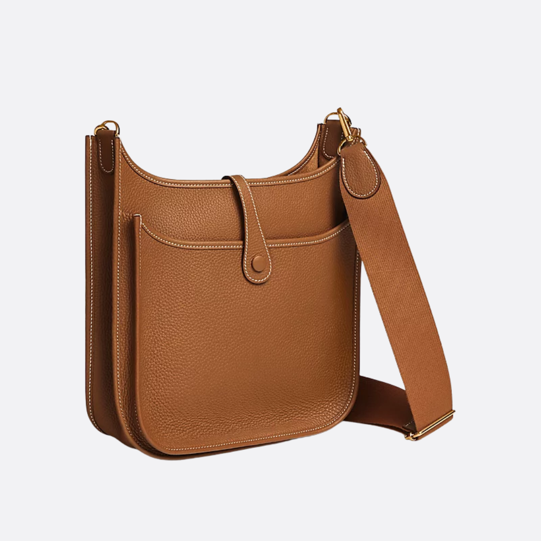 Crossbody-sadeltaske til kvinder med flap og dekorative stikninger