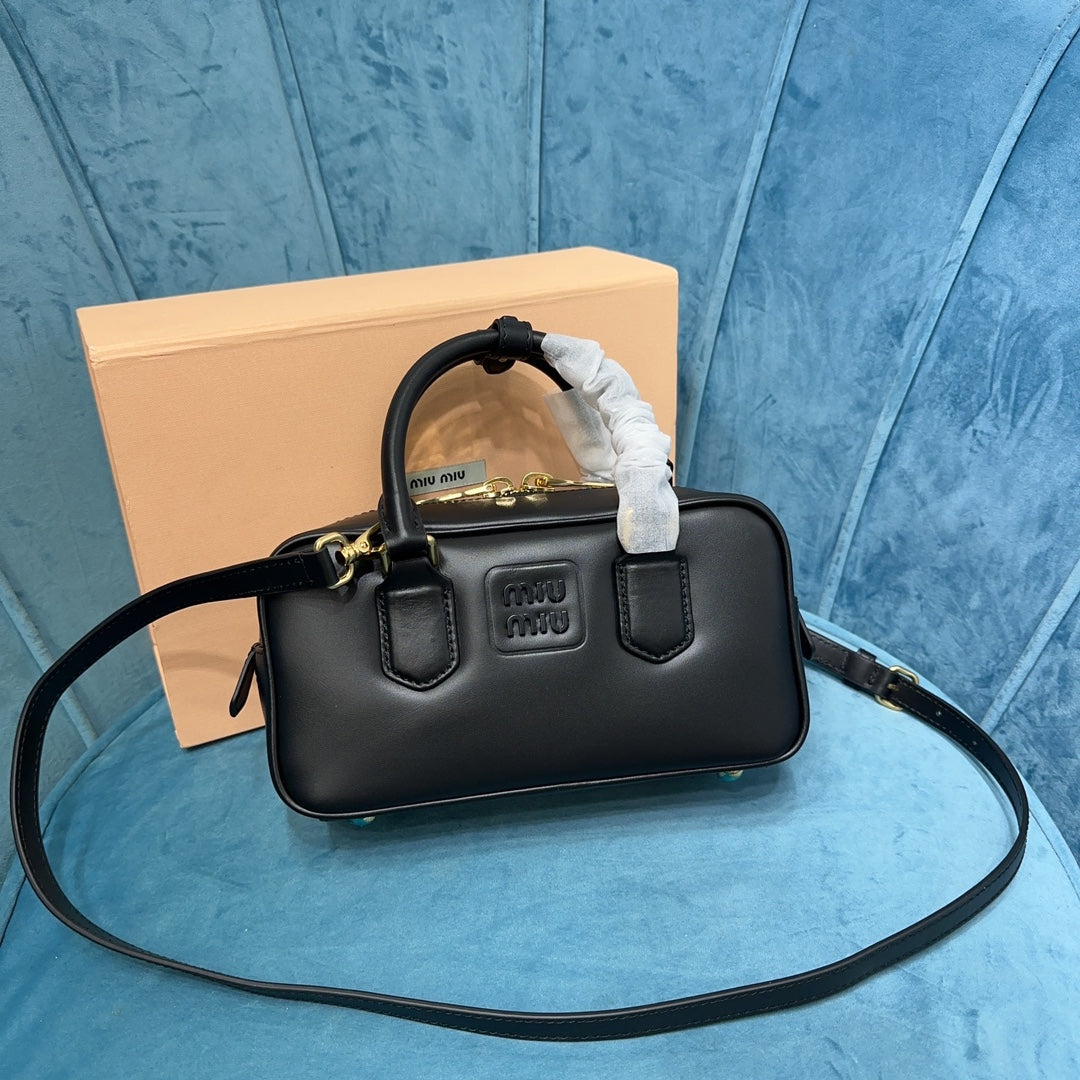 Crossbody-taske i glat læder til kvinder