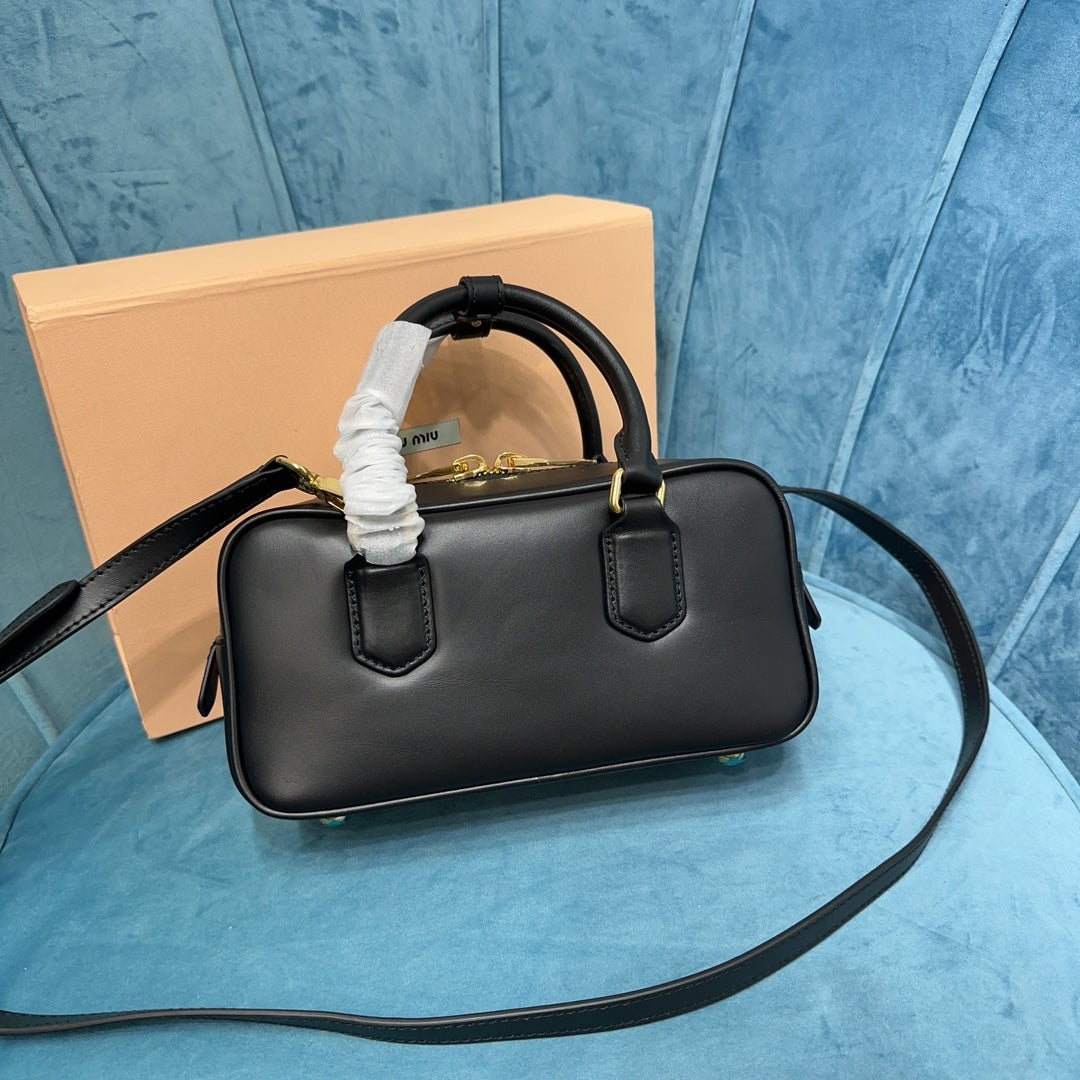 Crossbody-taske i glat læder til kvinder