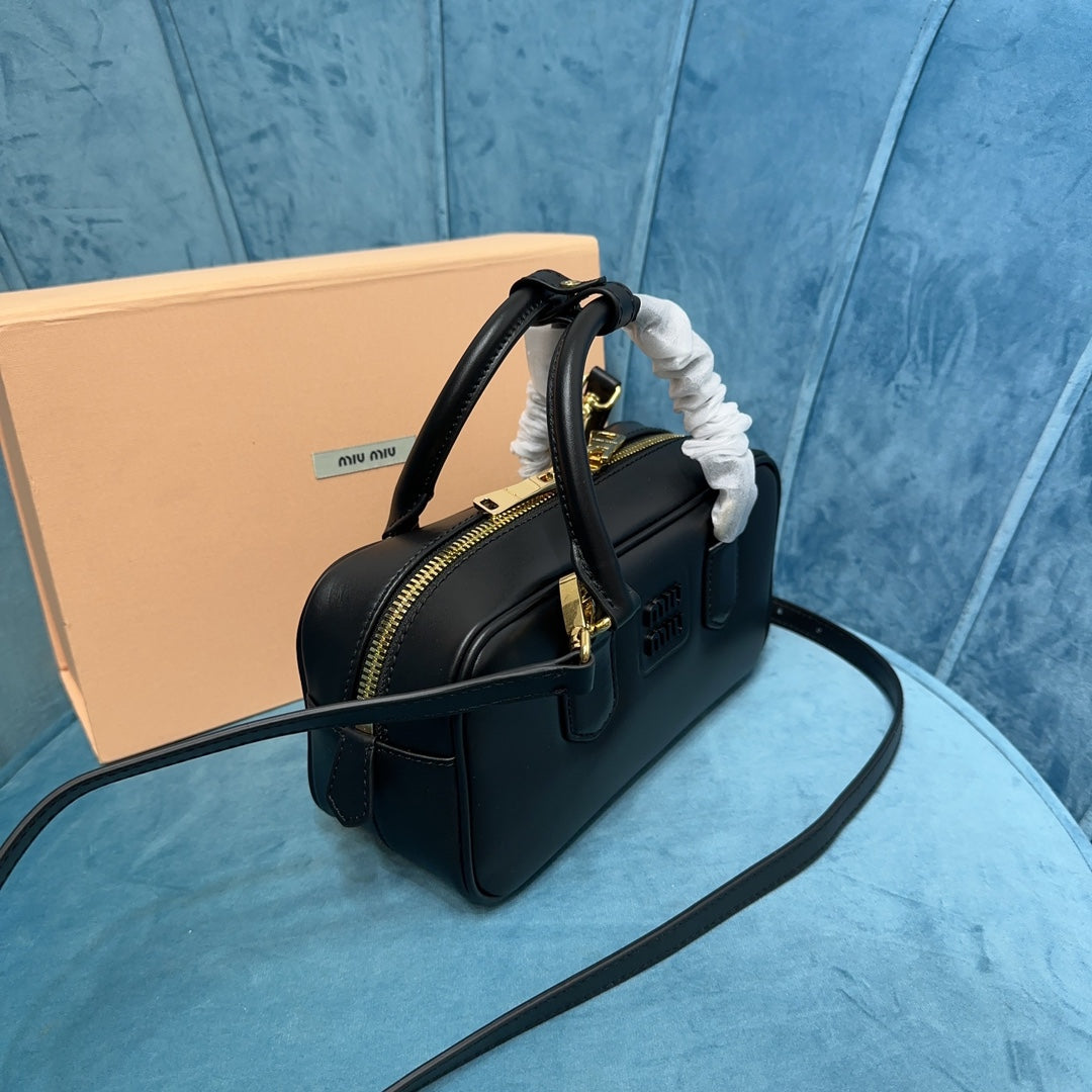 Crossbody-taske i glat læder til kvinder