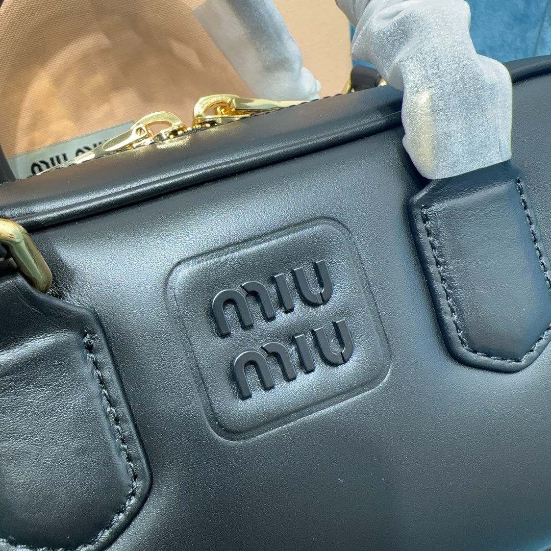 Crossbody-taske i glat læder til kvinder
