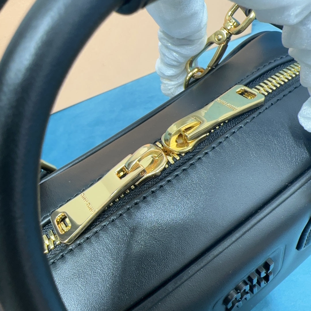 Crossbody-taske i glat læder til kvinder
