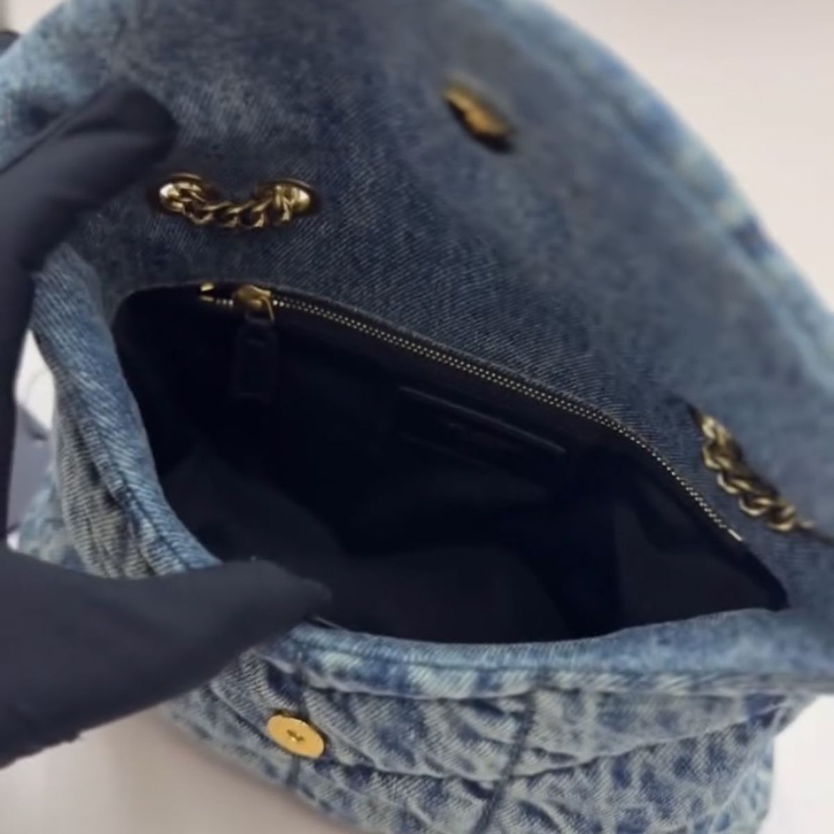 Quiltet puffer-crossbody-taske i denim til kvinder