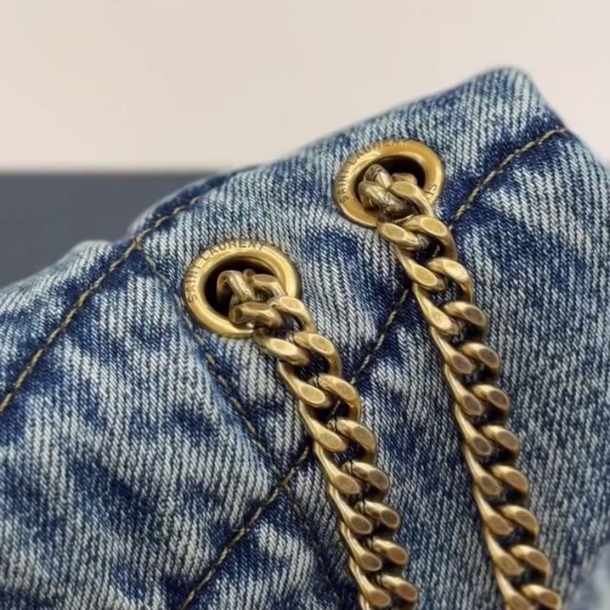 Quiltet puffer-crossbody-taske i denim til kvinder