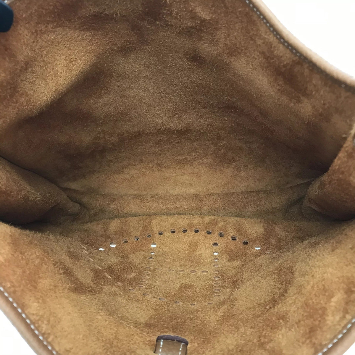 Crossbody-sadeltaske til kvinder med flap og dekorative stikninger