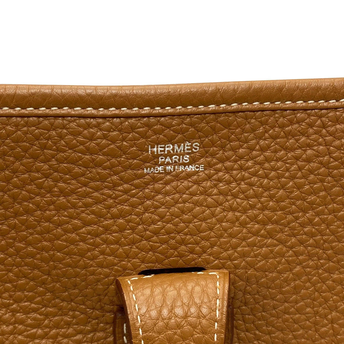 Crossbody-sadeltaske til kvinder med flap og dekorative stikninger