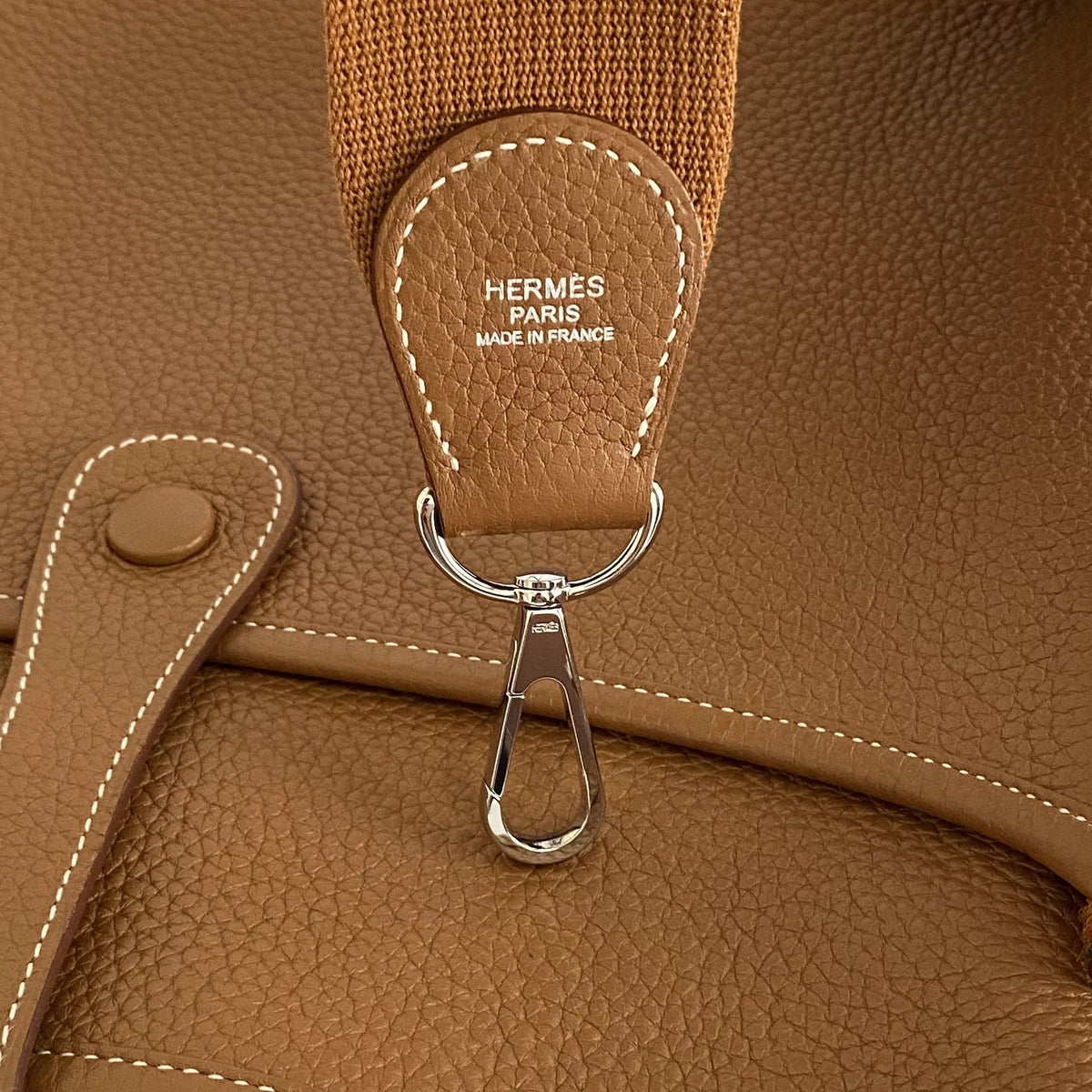 Crossbody-sadeltaske til kvinder med flap og dekorative stikninger