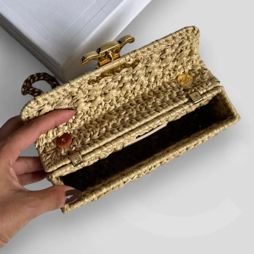 Taske i vævet raffia-look med klap og kæderem til kvinder