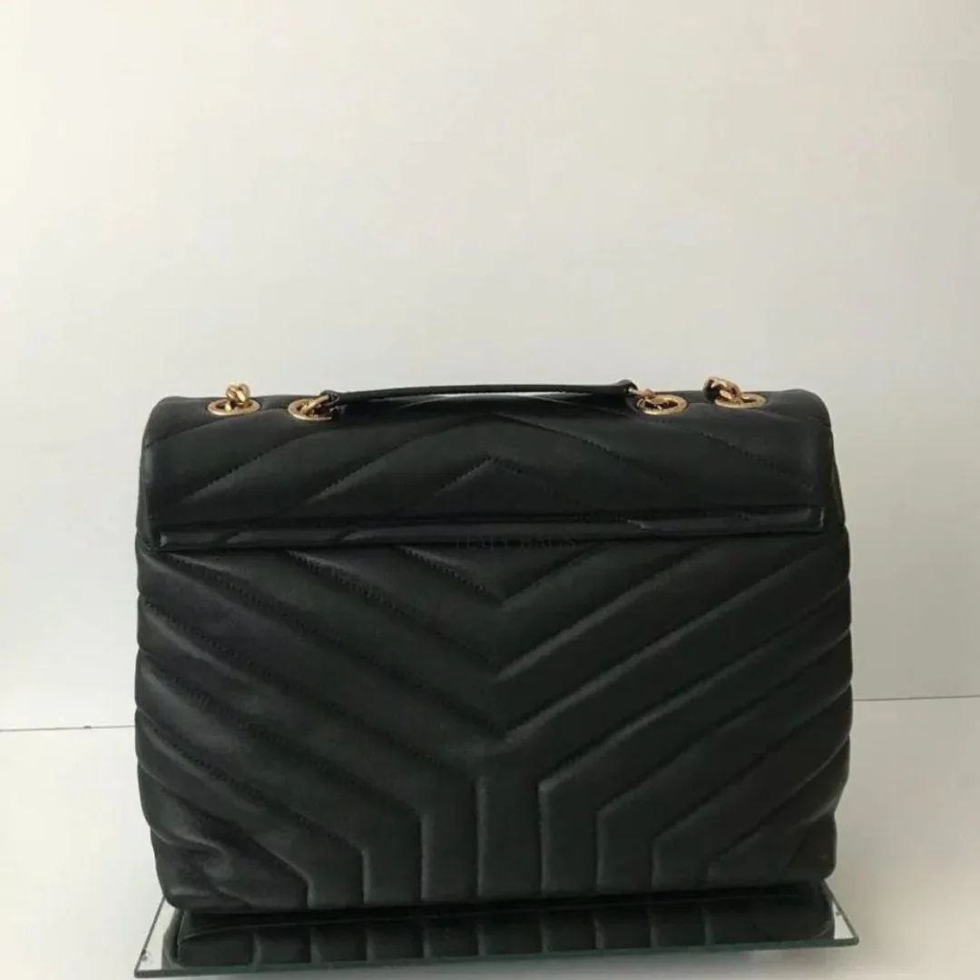 Lille quiltet crossbody-taske i læder med kæde til kvinder